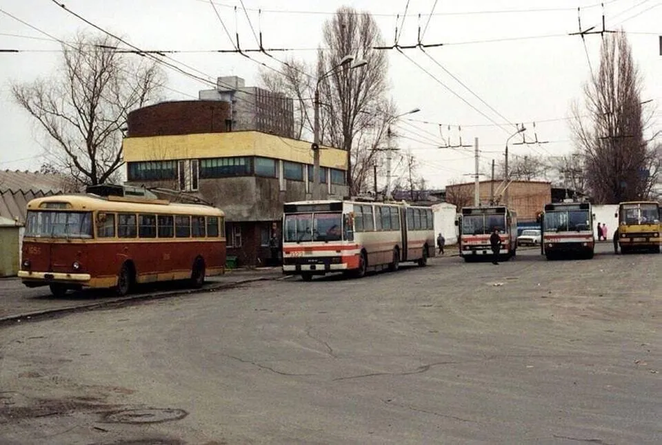 У мережі пригадали, на яких тролейбусах їздили кияни у 1990-х роках. Архівні фото