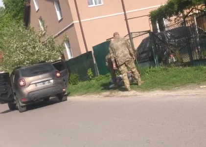 У мережі поширили відео нібито протиправних дій військкомів у Львові. У ТЦК відреагували