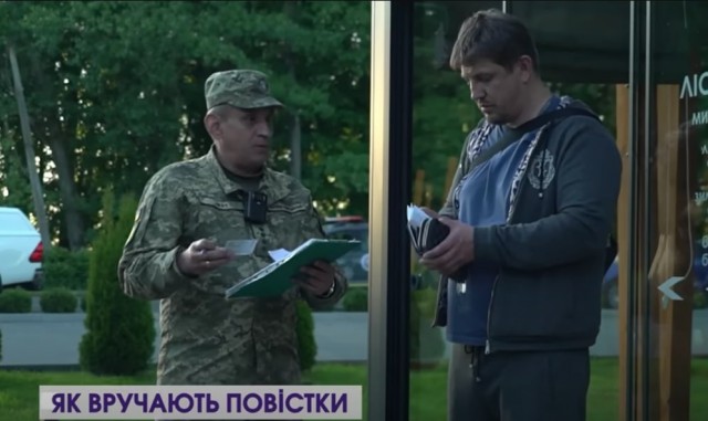 «Не на фронт, а для уточнення даних»: як працівники ТЦК в регіонах роздають повістки