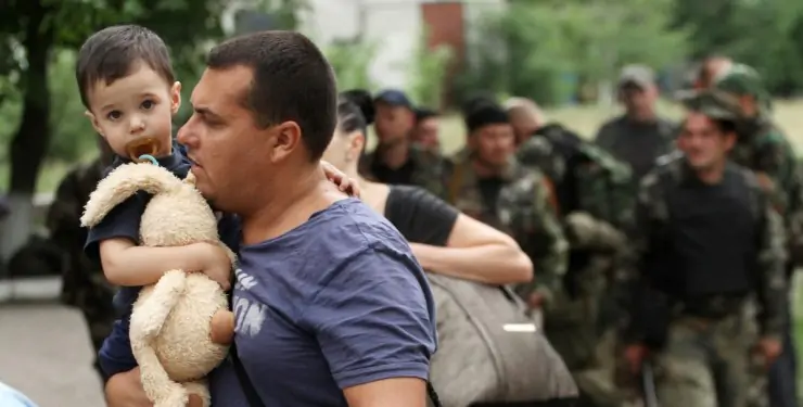 Переселенці їдуть додому. Чому жити під бомбами стало краще, ніж у тилу України