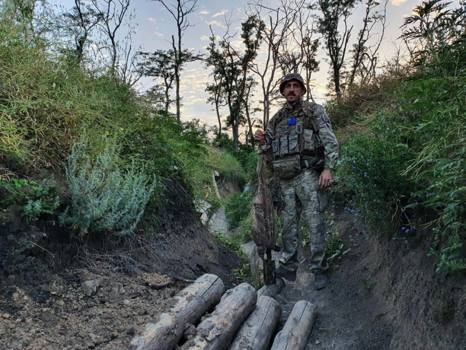 “Не маю можливості прийти на могилу чоловіка, бо її немає”: вдова воїна-азовця Олексія Яніна прибирає чужі поховання