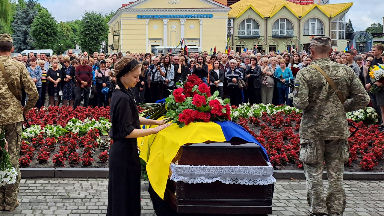 «Розриває серце»: мережу вразило відео з волинянкою, яка прощалася із загиблим у російському полоні татом