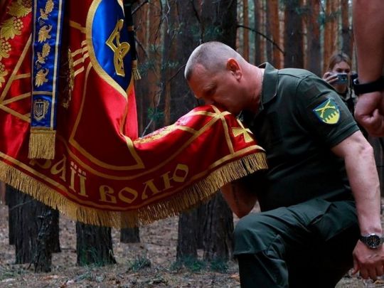 Хрест ЗСУ схожий на георгіївський, написи на бойових знаменах зроблені російською «іжицею»: що варто змінити у військовій символіці