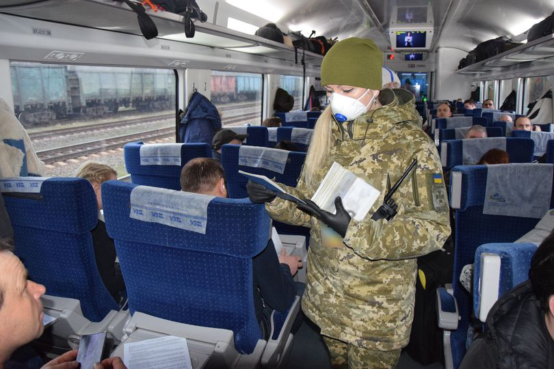 Чоловік зістрибнув з потяга, щоб незаконно потрапити з України до Польщі, і покалічився: його врятували прикордонники