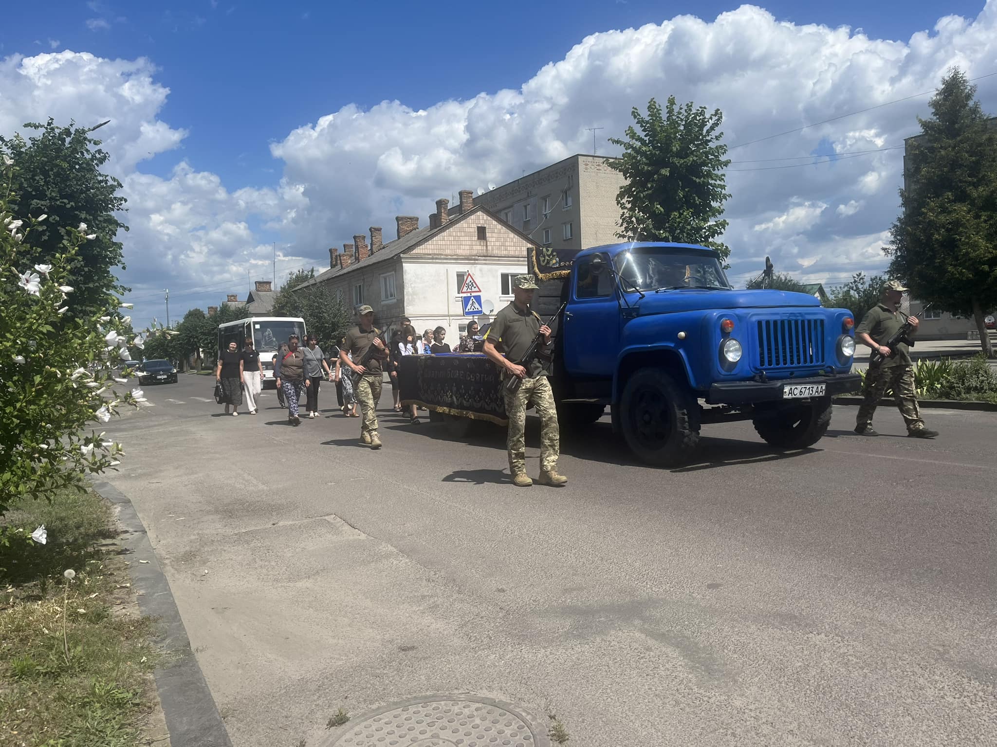 «Немає ні слів, ні сліз»: у Луцькому районі дуже мало людей прийшли на прощання з Героєм