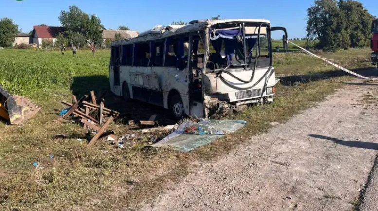 Жах! Автобус перекинувся та впав на металеві “їжаки” біля дороги: на Хмельниччині у смертельній ДТП загинули школярка та вчителька