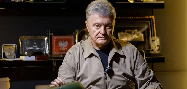 Порошенко потролив російське “кривосуддя”, яке визнало його “терористом та екстремістом”